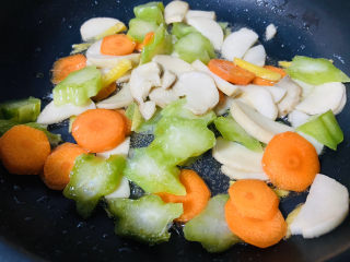 10、杏鲍菇炒牛肉,翻炒均匀