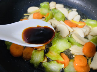 13、杏鲍菇炒牛肉,烹入蚝油