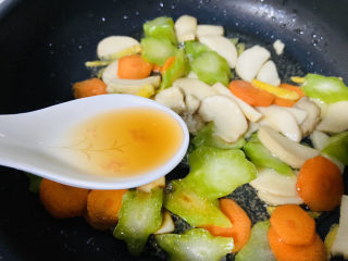 14、杏鲍菇炒牛肉,烹入料酒翻炒均匀