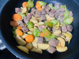 16、杏鲍菇炒牛肉,煎至七成熟即可