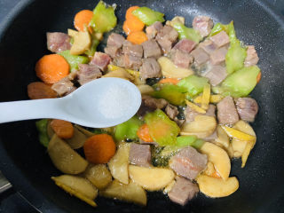 17、杏鲍菇炒牛肉,加入适量白糖翻炒均匀出锅