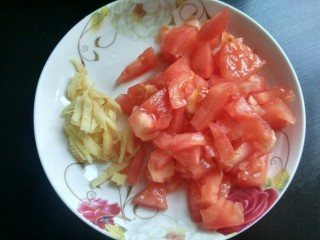 6、#厨房挑战 # 素菜  番茄烧花菜,番茄切丁，生姜切丝。