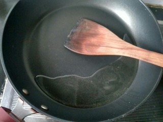 7、#厨房挑战 # 素菜  番茄烧花菜,锅内放油，烧热。