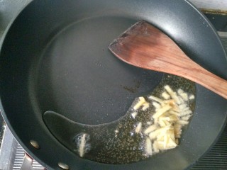 8、#厨房挑战 # 素菜  番茄烧花菜,放生姜爆香。