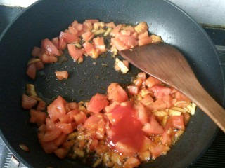 9、#厨房挑战 # 素菜  番茄烧花菜,放番茄炒出汁，再放一勺番茄酱，翻炒。