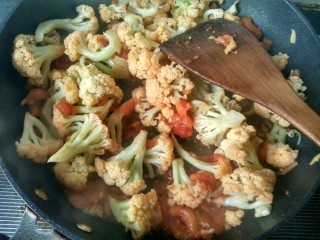 11、#厨房挑战 # 素菜  番茄烧花菜,放一点清水，放盐，翻炒。