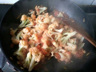 12、#厨房挑战 # 素菜  番茄烧花菜,每一朵花菜都沾上番茄汁和佐料，放鸡精，花菜已经炒好，可以出锅啦！