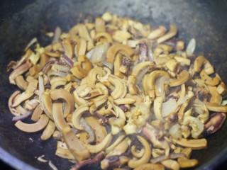 3、超鲜美的鱿鱼炖五花肉汤,锅中不放油，加入洋葱和鱿鱼煸炒一下，放入高压锅中。有条件的可以用火烧一下更香。