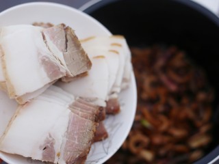 5、超鲜美的鱿鱼炖五花肉汤,加入五花肉。