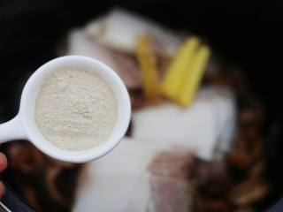 7、超鲜美的鱿鱼炖五花肉汤,胡椒粉。