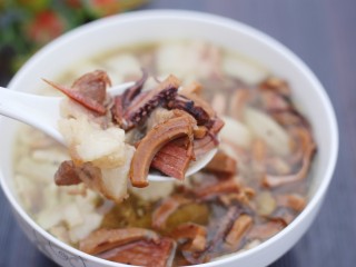 13、超鲜美的鱿鱼炖五花肉汤,开吃！