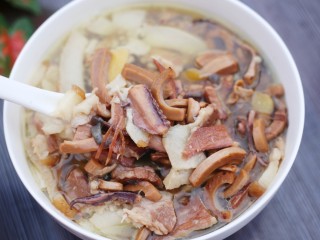 15、超鲜美的鱿鱼炖五花肉汤,简直不要太好喝！每次做这道汤都会被喝光光，成就感满满的，更重要的是，营养特丰富哦～