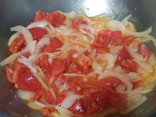 7、番茄肥牛金针菇,另起锅，倒入油，炒香姜丝蒜片，再把洋葱炒出香味，倒入西红柿