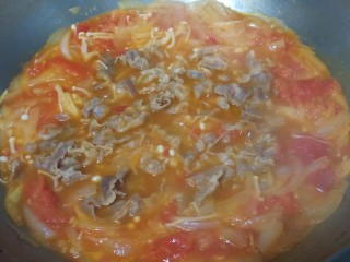 11、番茄肥牛金针菇,最后放入肥牛