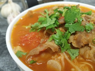 13、番茄肥牛金针菇,出锅后撒上香菜和葱花即可