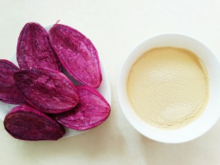 2、紫薯玉米千层糕,紫薯去皮切成两半，用130ml温开水将酵母化开！