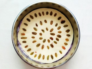 20、紫薯玉米千层糕,把葡萄干一颗一颗按上去！