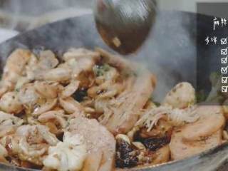 13、麻辣香锅,大香菜撕段，入锅翻炒