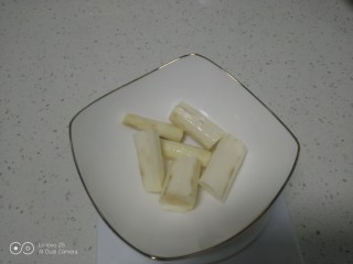 4、银耳、山药、红枣、草莓羹,山药洗净去皮切段