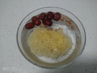 7、银耳、山药、红枣、草莓羹,山药、红枣、花生放入碗中,加入清水,泡至银耳变大