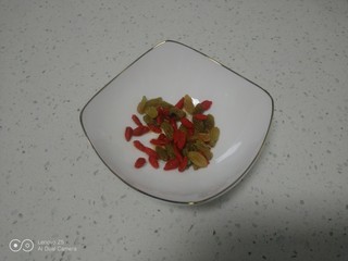 9、银耳、山药、红枣、草莓羹,捞出