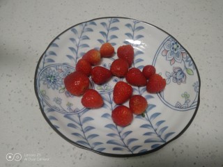 12、银耳、山药、红枣、草莓羹,去蒂