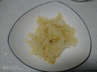 10、银耳、山药、红枣、草莓羹,银耳去根部用手撕成块