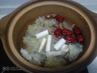 13、银耳、山药、红枣、草莓羹,锅中放入适量清水,放入银耳、花生、红枣、山药