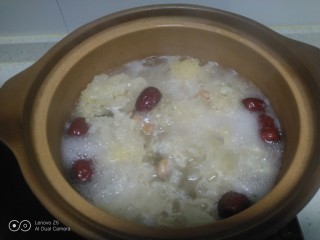 14、银耳、山药、红枣、草莓羹,大火煮开转小火