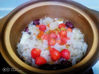 16、银耳、山药、红枣、草莓羹,再煮2分钟