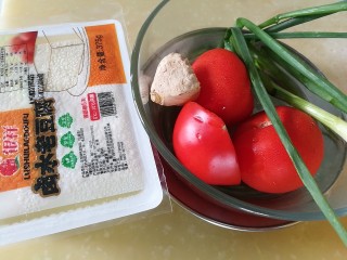 1、番茄彩椒烧豆腐,番茄及葱姜蒜头大蒜洗净