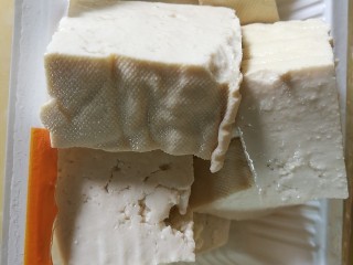 2、番茄彩椒烧豆腐,豆腐切成方块