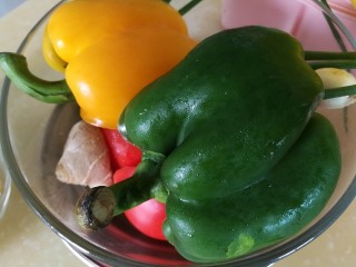 3、番茄彩椒烧豆腐,菜椒彩椒洗净切块