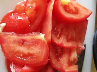 4、番茄彩椒烧豆腐,西红柿切块