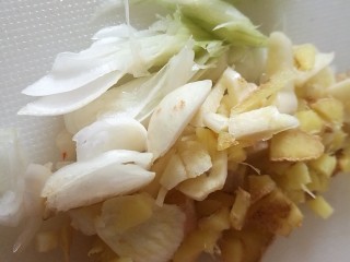 5、番茄彩椒烧豆腐,姜葱蒜头大蒜切丁