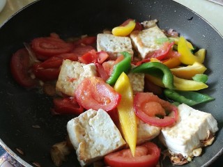 10、番茄彩椒烧豆腐,改大火，加入菜椒彩椒翻炒