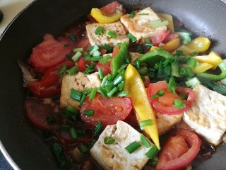 13、番茄彩椒烧豆腐,撒上葱花