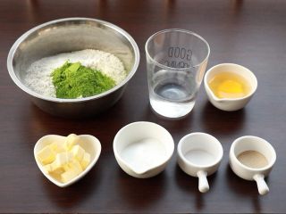 1、全麦抹茶果干软欧,准备好面包材料