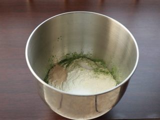 2、全麦抹茶果干软欧,将除黄油外所有材料混合，启动揉面，面团起筋膜时，加入黄油继续揉