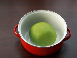 4、全麦抹茶果干软欧,整理面团，放容器内密封，放在约28度环境下发酵