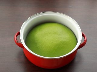 5、全麦抹茶果干软欧,约两倍大即可，用手指戳洞，不塌馅不回缩