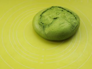 6、全麦抹茶果干软欧,将面团倒扣在揉面垫上