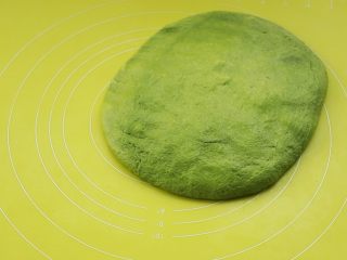 7、全麦抹茶果干软欧,用手轻拍排气