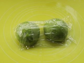 11、全麦抹茶果干软欧,盖保鲜膜松弛15-20分钟
