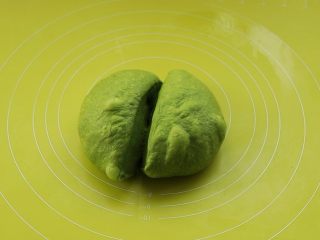 9、全麦抹茶果干软欧,一分为二