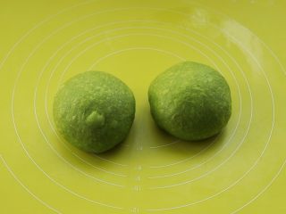 10、全麦抹茶果干软欧,依次滚圆