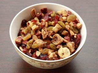 12、全麦抹茶果干软欧,这时候取出提前准备好的果干，葡萄干，蔓越莓干，无花果干提前用朗姆酒浸泡20分钟，无花果干和红枣切碎些