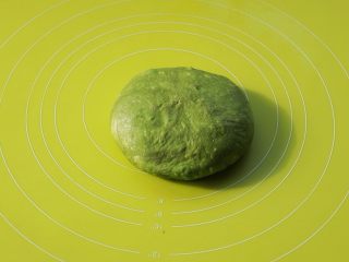 13、全麦抹茶果干软欧,取一块松弛好的面团，按扁