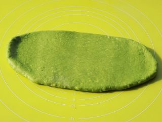 14、全麦抹茶果干软欧,擀开