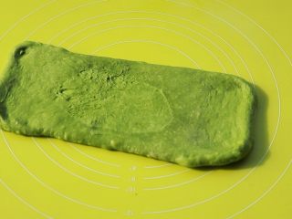 15、全麦抹茶果干软欧,翻面，光面朝下，用手整理成矩形